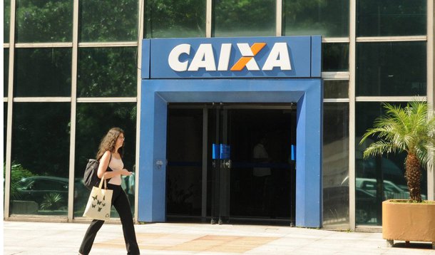 Governo da presidente Dilma pretende abrir o capital da Caixa Econômica Federal, operação que não deve ocorrer no curto prazo e que garantirá recursos aos cofres públicos pela redução da participação da União no banco; "Vou (abrir o capital da Caixa), mas é um processo demorado", disse ela a jornalistas