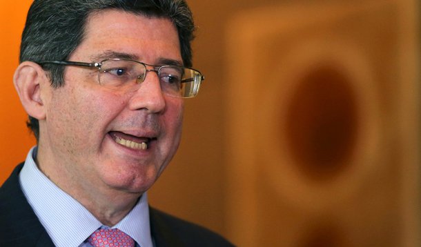 “A gente está preparado e sabe que pode haver essa volatilidade, mas a gente não deve confundir a volatilidade com um problema permanente da nossa economia. Estamos ajustando a economia para uma nova realidade”, disse o ministro da Fazenda, Joaquim Levy, da embaixada brasileira em Washington; sobre a reforma administrativa, disse que a medida é estrutural, tornará o governo mais eficiente e ajudará no ajuste fiscal; ele descartou rumores sobre sua saída do governo e informou que continua trabalhando na elaboração do projeto de lei do Orçamento Geral da União de 2016