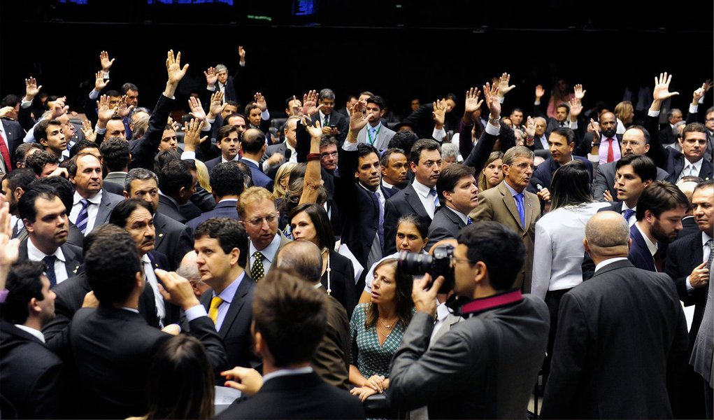 A Câmara dos Deputados aceitou, nesta terça (14), o destaque encaminhado pelo PSDB que impediu que empresas públicas, sociedades de economia mista e a suas subsidiárias controladas pela União, Estados e municípios pudessem contratar funcionários para as chamadas atividade-fim por meio de empresas terceirizadas; o destaque teve o apoio do PT; na prática, empresas públicas como a Petrobras continuarão tendo que contratar funcionários de suas atividades-fim por meio de concurso público; o destaque foi aprovado por 360 votos contra 47