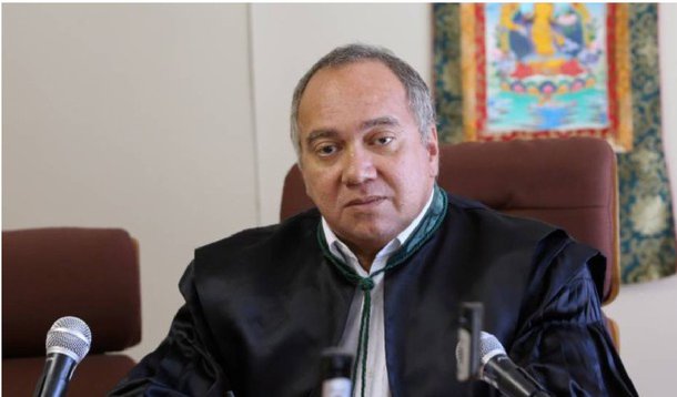 Ministério Público Federal (MPF-RJ) pediu TRF-2 a aplicação da pena disciplinar de aposentadoria com vencimentos proporcionais ao tempo de serviço contra o juiz Flávio Roberto de Souza; o magistrado responde a procedimentos administrativos por atuação irregular no processo do empresário Eike Batista; de acordo com o MPF, depois da apreensão de bens de Eike, foram constatados custódia irregular e uso de alguns bens, como três veículos, um piano, um ovo Fabergé (peça rara, de alto valor econômico e que remonta ao período dos czares russos) e sete relógios do empresário