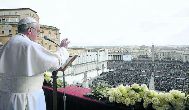 "Desejo que a comunidade internacional não assista muda e inerte a tais crimes inaceitáveis, que constituem um desvio preocupante dos direitos humanos mais elementares", disse o papa, perante milhares de pessoas reunidas na Praça São Pedro para a recitação da oração Regina Coeli; no domingo (5), Francisco já tinha apelado para o fim das perseguições e da violência em nome da religião, na sequência do massacre na Universidade de Garissa, no Quênia, que deixou 148 mortos