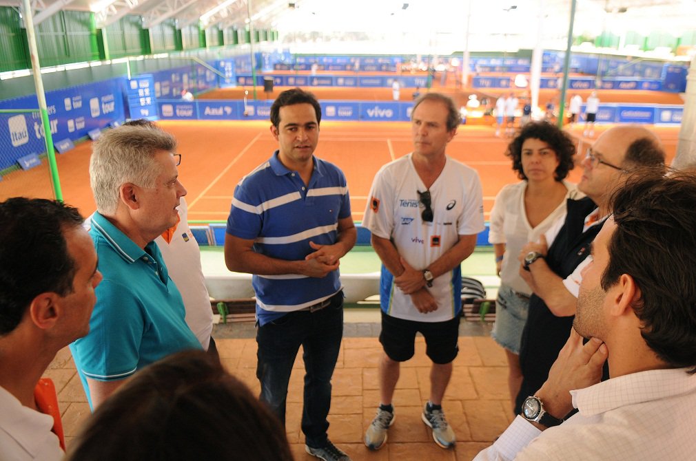 Rollemberg participou no sábado, no Clube do Exército, do lançamento do Instituto Tênis — instituição sem fins lucrativos fundada em 2002 para desenvolver esse esporte no Brasil; objetivo da entidade é colocar, nos próximos 20 anos, 15 atletas brasileiros entre os cem melhores tenistas do mundo; para isso, aposta na massificação da modalidade, especialmente em escolas, e investe em jovens talentos de 10 a 19 anos, para formar atletas capazes de alcançar o topo do ranking mundial