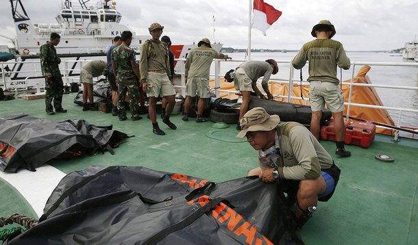 A Indonésia acredita ter encontrado a cauda e partes da fuselagem do Airbus A320-200 no fundo do Mar de Java, mas as correntes marítimas fortes, os ventos intensos e grandes ondas tem prejudicado as tentativas de investigar os destroços