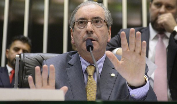 Para o jornalista Fernando Brito, edito do Tijolaço, a derrota do presidente da Câmara, Eduardo Cunha (PMDB), sobre o distritão mostrou que o poder lhe subiu à cabeça e Cunha achou-se “imperador” dos deputados; "Poucos são os deputados com ascendência sobre muitos outros e, quando são, o são por “viabilizarem” aquilo que hoje é mais decisivo para eles: “apoio” (assim, entre aspas) para suas reeleições e negócios  de interesse pessoal, com frutos políticos ou de outras cepas", diz Brito; "Só neste sentido Cunha é líder"
 