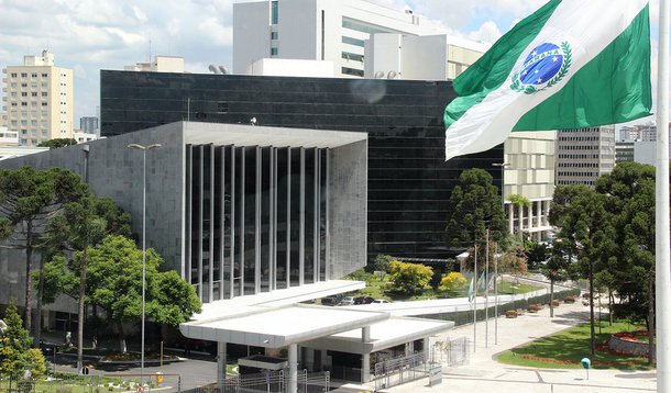 A Assembleia Legislativa deverá dar mais um passo nesta quarta (10) contra a isonomia salarial entre servidores públicos do Paraná; nem a greve de 45 dias foi suficiente para sensibilizar os deputados, da situação e da oposição, que fizeram um "pacto de sangue" para não apresentar emenda ao projeto do governador Beto Richa (PSDB); governo concede reajuste de 3,45% em outubro aos professores, a título de parcela de reposição inflacionária (8,17%), relativo ao ano de 2014; o saldo só pingaria na conta em janeiro de 2016