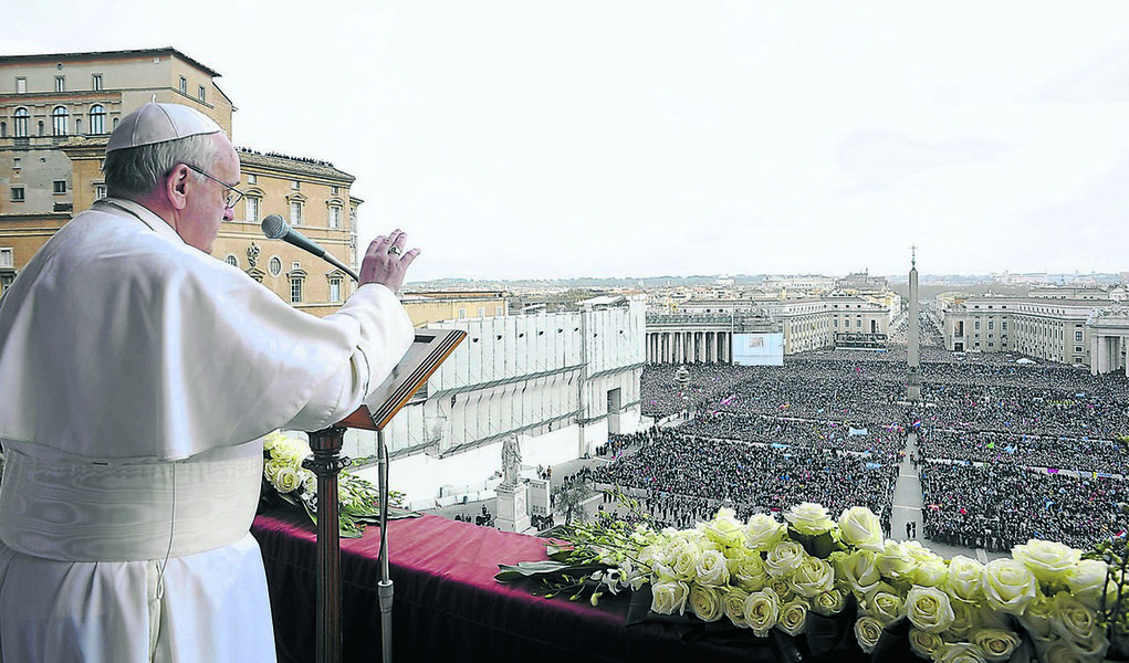 "Desejo que a comunidade internacional não assista muda e inerte a tais crimes inaceitáveis, que constituem um desvio preocupante dos direitos humanos mais elementares", disse o papa, perante milhares de pessoas reunidas na Praça São Pedro para a recitação da oração Regina Coeli; no domingo (5), Francisco já tinha apelado para o fim das perseguições e da violência em nome da religião, na sequência do massacre na Universidade de Garissa, no Quênia, que deixou 148 mortos