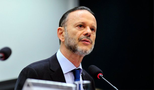 "Os ilícitos ocorreram fora da Petrobras e não dentro da empresa. A Petrobras é vítima desse processo", afirmou o presidente do BNDES, em depoimento à CPI; Coutinho, que também é presidente do Conselho Administrativo da estatal, afirmou que o colegiado recomendou à direção da Petrobras o aperfeiçoamento dos mecanismos de controle interno