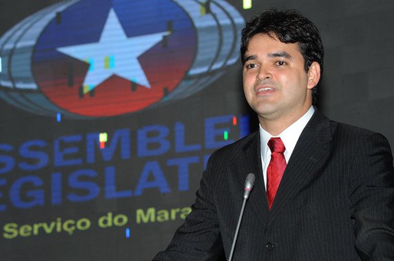 O vice-líder do PCdoB na Câmara dos Deputados, Rubens Pereira Júnior elogiou a agenda da presidente Dilma no Estado, destacou a inauguração de unidades habitacionais do Programa Minha Casa Minha Vida e a defesa que o governador do Maranhão Flávio Dino e demais presentes fizeram da presidente; "Na política nós temos lado e nosso lado é defesa da democracia", afirmou