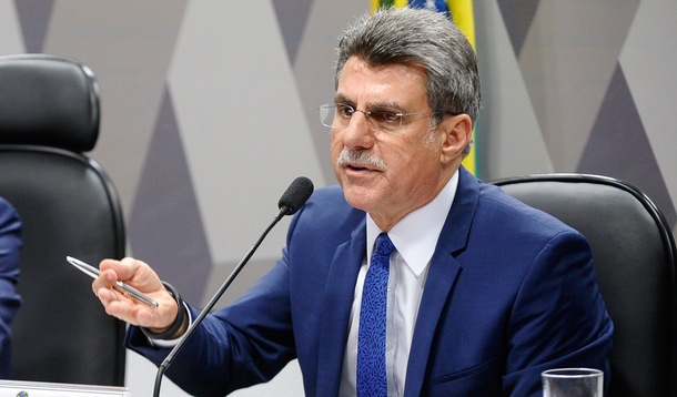 O relator do Orçamento de 2015, senador Romero Jucá (PMDB-RR), apresentará ao Congresso Nacional uma proposta de redução da meta de superávit primário deste ano para o equivalente a 0,4% do PIB, contra o nível atual de R$ 66,3 bilhões, ou 1,1% PIB; a proposta também prevê a redução da meta de 2016, hoje em 2% do PIB, para 1%