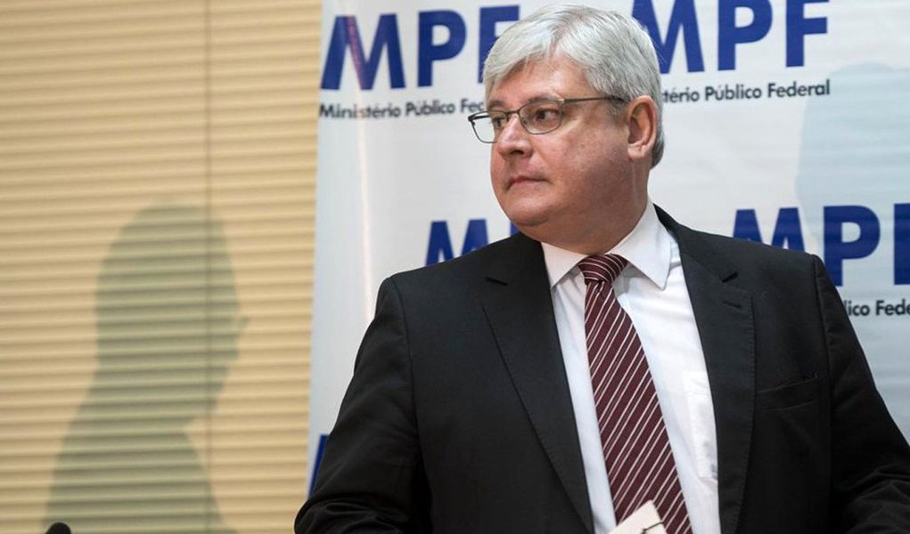 Rodrigo Janot é favorito na votação de quarta-feira, mas subprocuradores candidatos ao cargo temem ser barrados pelo legislativo; os mais votados integrarão uma lista tríplice a ser enviada à presidente Dilma Rousseff, que designará o nome a ser sabatinado e votado no Senado; caberá ao próximo chefe do Ministério Público decidir se abre ou não processo contra deputados e senadores investigados na Lava Jato 