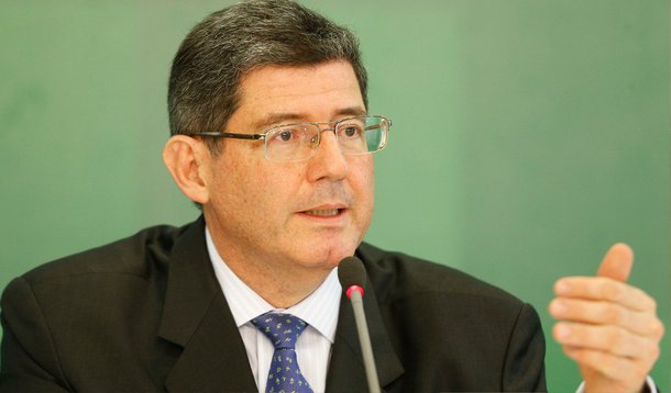 O ministro da Fazenda Joaquim Levy afirmou nesta sexta (27) que os ajustes em curso na política econômica são necessários para que a confiança seja retomada e os investimentos cresçam; o ministro afirmou ainda que o real mais depreciado ajudará as exportações, beneficiando a economia brasileira à frente; em relação aos investimentos, ele espera uma recuperação no segundo semestre deste ano