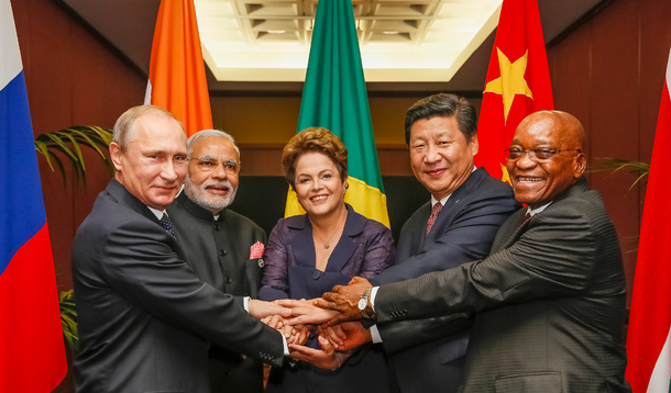 Situação da Grécia estará na pauta da 7ª Cúpula dos Brics, bloco formado por Brasil, Rússia, China, Índia e África do Sul, marcado para a quinta-feira, 9, em Ufa, na Rússia; a promessa de que o banco dos Brics estará em operação dentro de 30 dias pode ser uma alternativa para a combalida economia do governo de Alexis Tsipras; "Isso pode ser uma boa notícia não só para a Grécia, mas também para os próprios países membros dos Brics, porque isso significaria a médio prazo a construção de uma alternativa a esses organismos que têm hegemonia no plano financeiro internacional, como o FMI e o Banco Mundial", afirma o jornalista Flávio Aguiar, da RBA