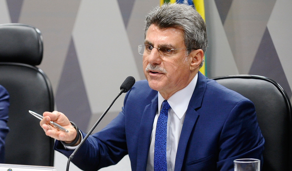 O relator do Orçamento de 2015, senador Romero Jucá (PMDB-RR), apresentará ao Congresso Nacional uma proposta de redução da meta de superávit primário deste ano para o equivalente a 0,4% do PIB, contra o nível atual de R$ 66,3 bilhões, ou 1,1% PIB; a proposta também prevê a redução da meta de 2016, hoje em 2% do PIB, para 1%