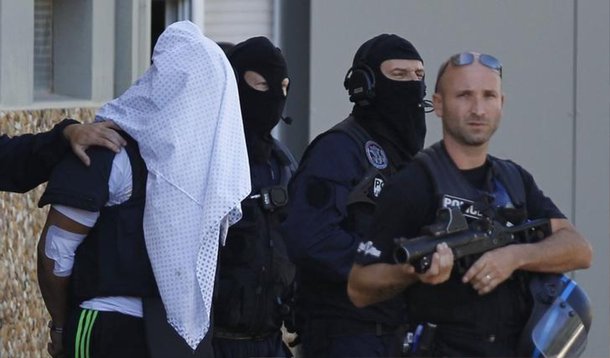 O militante islamista que foi detido por suspeita de ser o responsável pelo ataque a uma fábrica francesa de químicos confessou ter assassinado seu gerente, disse uma fonte próxima à investigação neste domingo; Yassin Salhi, de 35 anos, disse aos detetives que matou Hervé Cornara em um estacionamento antes de chegar à fábrica em Saint Quentin-Fallavier, 30 km ao sul de Lyon, onde tentou provocar uma explosão na sexta-feira, disse a fonte