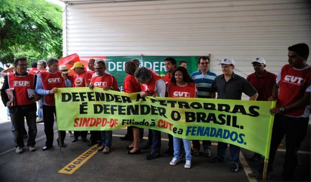 Depois do ato realizado ontem (24) no Rio de Janeiro, com a presença do ex-presidente Luiz Inácio Lula da Silva, petroleiros e sindicalistas promoveram hoje (25), em Brasília, uma manifestação em defesa da Petrobras; segundo os trabalhadores, as denúncias de corrupção estão sendo utilizadas para pressionar a privatização da empresa; "Por trás das denúncias de corrupção, há uma política para inviabilizar a Petrobras. O ato é para mostrar esta realidade", informou o coordenador do Sindicato dos Petroleiros (Sindipetro) em São Paulo, Vereníssimo Barçante