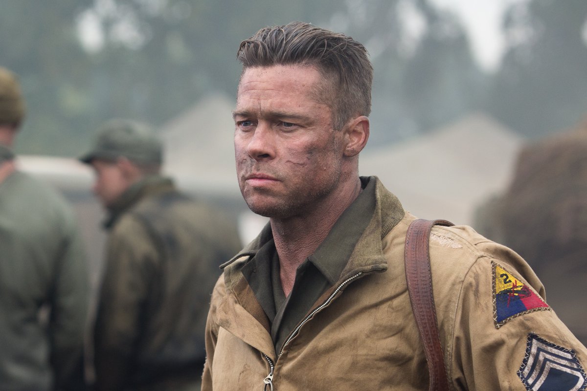 Fury, com Brad Pitt, nos leva a experimentar o que era viver dentro de um cubículo amedrontado por tiros nazistas, dilemas morais na ocupação de cidades e a tal da “honra americana”. Um filme que agrada desde fãs de filmes de ação, quanto aficcionados por dramas reais da disputa entre Eixo e Aliados; crítica de Rafael Samways