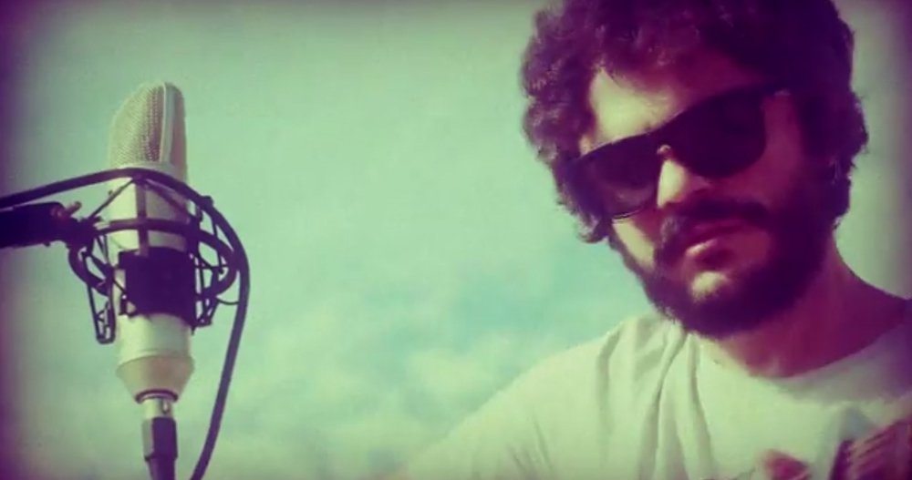 Cantor e compositor lança primeiro single do disco "O que Cabe na Mochila"; clipe da música "Pra Vida Inteira" é o primeiro de uma série de 12; segundo Khalil, todas as músicas do disco serão lançadas uma a uma, como singles, com um videoclipe; o álbum intimista tem tenta despir ao máximo a verdade sobre as canções e o projeto "O que Cabe na Mochila", aproximando as canções do formato de quando nascem, com o violão e a voz de Khalil