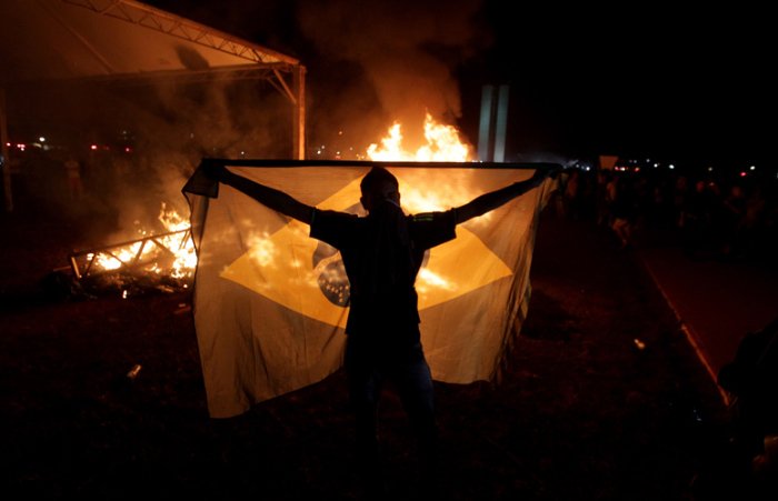 Partidos de oposição? Nenhum! Todos querendo seus privilégios. A permanência de cinco anos e a obrigatoriedade do voto é um curral eleitoral sem igual