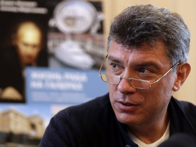 Dois suspeitos foram detidos nas investigações sobre o assassinato de Boris Nemtsov, afirmou a principal autoridade de Segurança da Rússia, uma semana após ele ter sido assassinado próximo ao Kremlin, no mais relevante assassinato de uma figura de oposição em anos; a agência estatal de notícias RIA citou Bortnikov dizendo que os suspeitos são oriundos do Cáucaso, uma região empobrecida e violenta no sul da Rússia