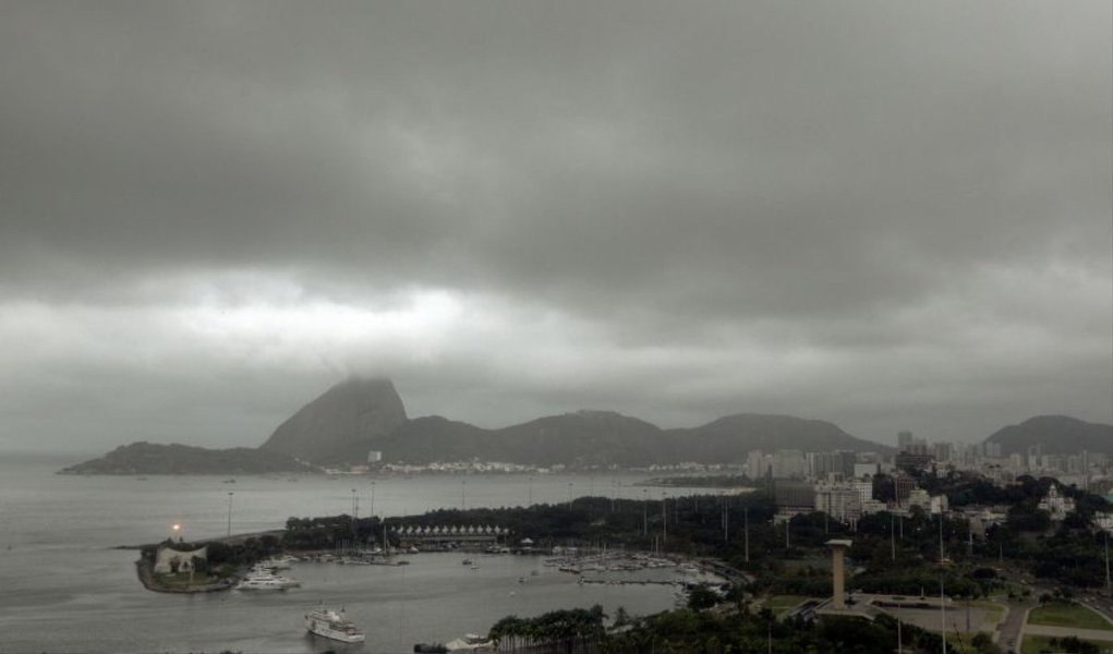 Após um início de ano em que os cariocas reclamaram muito do calor, o último fim de semana de janeiro teve a menor temperatura máxima registrada em 2015, e a previsão é que as máximas continuem em patamar baixo ao longo da semana; de acordo com as estações do Sistema Alerta Rio, da prefeitura do Rio de Janeiro, ontem (31) foi o dia com a menor temperatura máxima desde 1º de janeiro. Os termômetros registraram 32,3 graus Celsius (ºC) em Irajá, zona norte da cidade, e a previsão é de que a temperatura máxima continue ao redor de 33ºC ao longo da semana