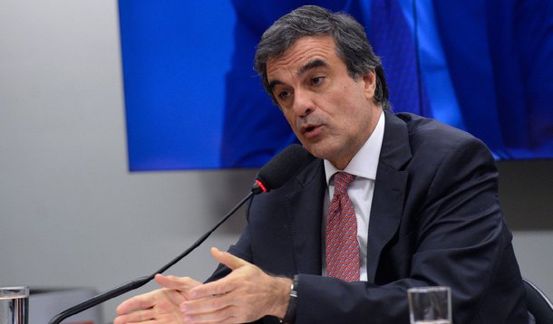 Ministro da Justiça, José Eduardo Cardozo fez referência à eventual denúncia do procurador-geral da República, Rodrigo Janot, contra o presidente da Câmara, Eduardo Cunha (PMDB-RJ); parlamentar foi acusado pelo empresário Júlio Camargo de recebimento de propina para facilitar contratos de navios-sonda; “Uma coisa é a necessidade que o país tem de estar junto, defendendo questões de interesse público para que superemos a crise. Outra coisa, é a questão de investigações e eventuais punições, que podem ser decidas sempre respeitando-se o direito de as pessoas se defenderem”, argumentou o ministro
 