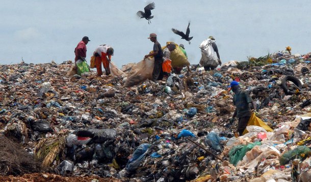 O governo do Distrito Federal de situação de emergência no âmbito da limpeza pública do Distrito Federal; a norma tem validade de 180 dias; de acordo com o Serviço de Limpeza Urbana (SLU), entre os motivos que levaram o governo a tomar a medida estão alguns relacionados ao Lixão do Jóquei, como a presença de segmentos não ligados ao processo de operação no local; mês passado, o Executivo informou que são gastos R$ 220 milhões com coleta, transporte, tratamento e destinação de lixo, mas são arrecadados apenas R$ 109 milhões