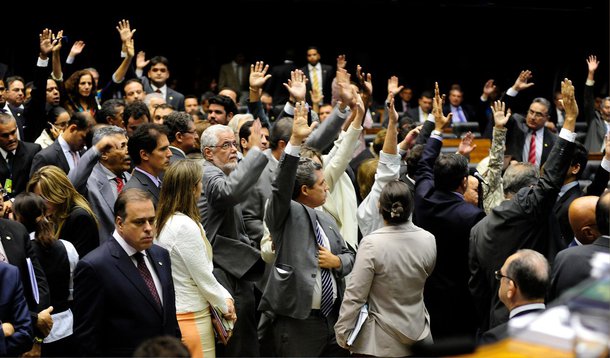 Em clima bélico com o Planalto, a Câmara aprovou, por 278 votos a 59 e 9 abstenções, o requerimento de preferência para que seja votado o texto do Senado para a Proposta de Emenda à Constituição 457/05, que aumenta de 70 para 75 anos a idade da aposentadoria compulsória para ministros do STF, do TCU e dos demais tribunais superiores; proposta impede que Dilma indique cinco ministros aos STF