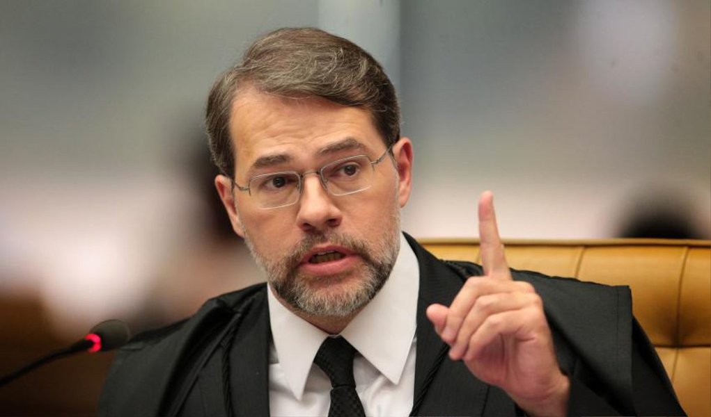 O ministro José Antonio Dias Toffoli aceitou requerer transferência para a Segunda Turma do STF e deve presidir a partir de maio a análise dos inquéritos e posteriormente os processos contra políticos acusados de participação nos desvios da operação Lava Jato: Toffoli apresentou nesta terça (10) requerimento ao presidente do STF, Ricardo Lewandowski, atendendo a sugestão do ministro Gilmar Mendes de que um dos integrantes da Primeira Turma migrassem para a Segunda para evitar que os inquéritos da Lava Jato começassem a ser analisados com o quórum reduzido; Toffoli terá a missão de comandar as sessões; assim, o indicado pela presidente Dilma Rousseff para ocupar a vaga deixada por Joaquim Barbosa não participará dos julgamentos da Lava Jato; notícia não é boa para o PT