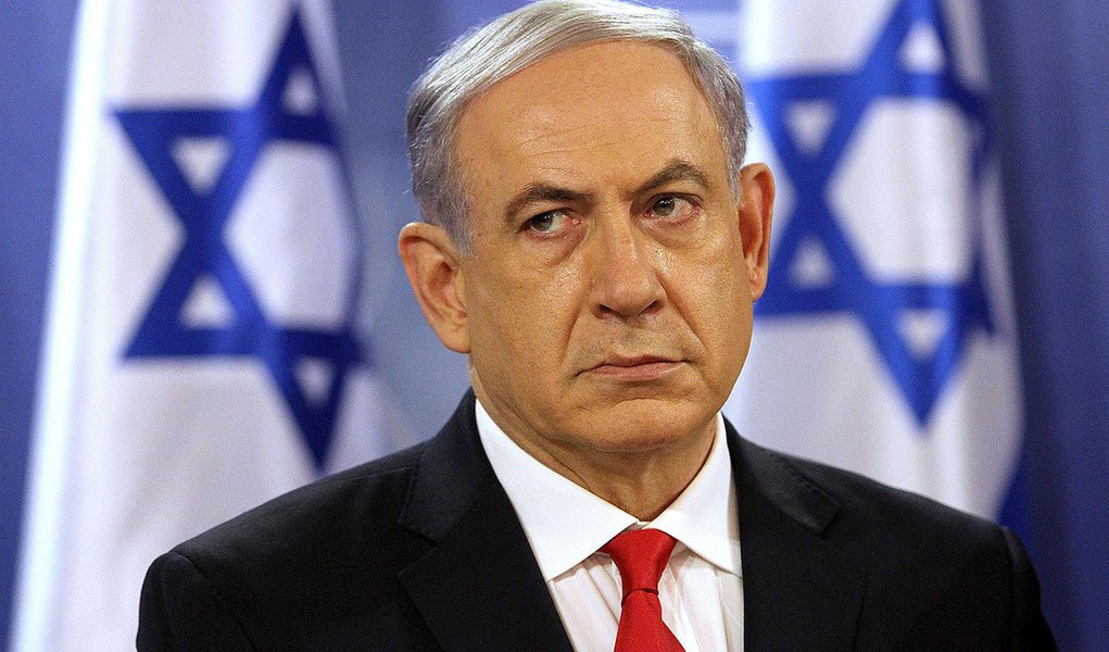 O primeiro-ministro de Israel Benjamin Netanyahu pediu aos Estados Unidos neste domingo, 5, que busque um acordo melhor para frear o programa nuclear iraniano; ele disse que pressionaria os legisladores americanos a não dar a Teerã um “caminho livre até a bomba”; primeiro-ministro israelense tem sido forte crítico do acordo feito na quinta-feira entre as potências mundiais e o Irã, dizendo não ser suficiente para proteger Israel; “Essa não é uma questão partidária. Não é só uma questão israelense”, disse Netanyahu à CNN