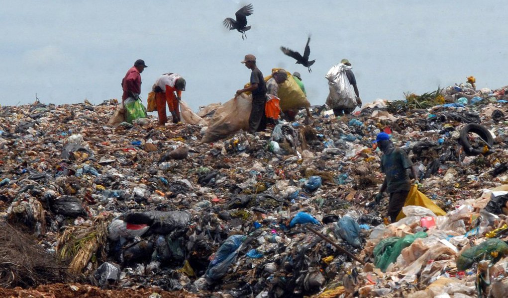 O governo do Distrito Federal de situação de emergência no âmbito da limpeza pública do Distrito Federal; a norma tem validade de 180 dias; de acordo com o Serviço de Limpeza Urbana (SLU), entre os motivos que levaram o governo a tomar a medida estão alguns relacionados ao Lixão do Jóquei, como a presença de segmentos não ligados ao processo de operação no local; mês passado, o Executivo informou que são gastos R$ 220 milhões com coleta, transporte, tratamento e destinação de lixo, mas são arrecadados apenas R$ 109 milhões