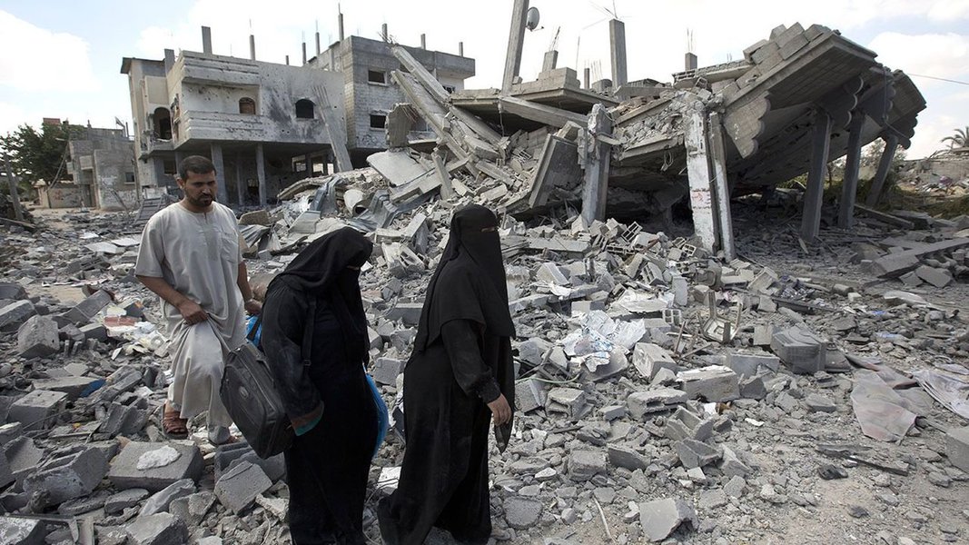 Ministério da Saúde palestino identificou o homem como Mohammed Halawa, 32, e disse que ele foi baleado por soldados a leste do campo de refugiados de Jabalya; fatalidade deste domingo é a primeira 50 dias após o encerramento em agosto da guerra de Gaza