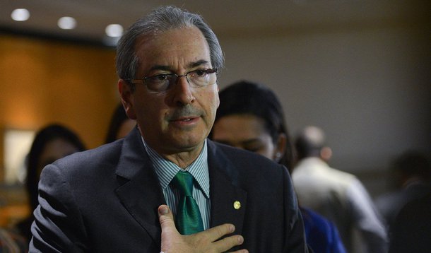 O début de Eduardo Cunha (PMDB), presidente da Câmara, com denúncias de recebimento de propina ocorreu em 6 de janeiro de 2000, quando o jornal O Globo repercutiu o vazamento de um dossiê anônimo que apresentava detalhes de um esquema na Companhia Estadual de Habitação do Rio; o esquema de pagamento de propina que virou alvo do Ministério Público era da ordem de R$ 1 milhão por mês; "Haveria até uma tabela de repasse de tarifas dos serviços dos cartórios, que seriam beneficiados no registro de escrituras das casas", escreveu o jornal da família Marinho