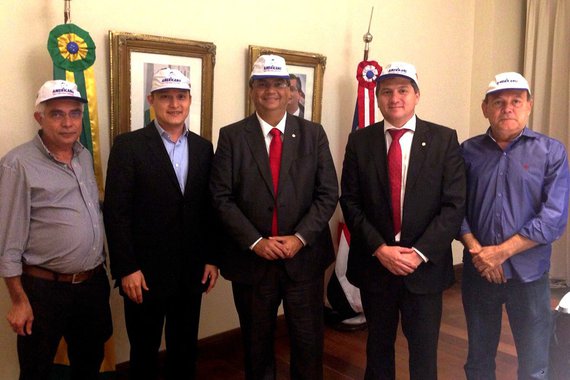 A transparência na condução das políticas públicas no Maranhão fez a empresa Frango Americano anunciar, neste fim de semana, durante reunião com o governador Flávio Dino e o secretário de Estado da Indústria e Comércio, Simplício Araújo, a construção de duas unidades de abatedouros de aves com capacidade para 150 mil abates por dia; o primeiro abatedouro deverá ser instalado na região de Coroatá ou Nina Rodrigues e o segundo, em Porto Franco; cada empreendimento terá investimento de R$ 60 milhões, gerando em torno de dois mil empregos diretos; a previsão é de que as obras fiquem prontas em três anos