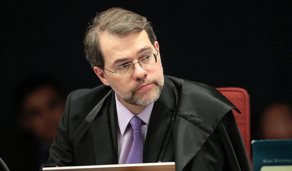 Pesquisa encomendada pelo TSE (Tribunal Superior Eleitoral) sobre as eleições revela que 28% dos entrevistados dizem ter testemunhado ou tomado conhecimento de episódios de compra e venda de votos em 2014; presidente do TSE, Dias Toffoli, reconhece falhas e diz que órgão pretende bater na tecla de que quem organiza a eleição é o Judiciário, "um poder independente e isento"