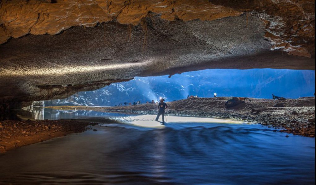 Ela é a rainha das cavernas. Poucas outras se comparam pelo tamanho e esplendor. Hang Son Doong fica no Vietnã, foi descoberta recentemente, e pode ser visitada. Um drone a filmou do alto, e permitiu a produção de um vídeo tira-fôlego que apresentamos no final da matéria