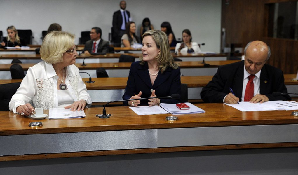 A Medida Provisória (MP) 658/2014, que adia para julho de 2015 a entrada em vigor do marco legal das organizações não governamentais, será debatida em audiência pública nesta quarta-feira (26); o debate foi proposto pela senadora Gleisi Hoffmann (PT-PR), relatora da matéria na comissão mista responsável por analisar o tema. a MP já recebeu 59 emendas