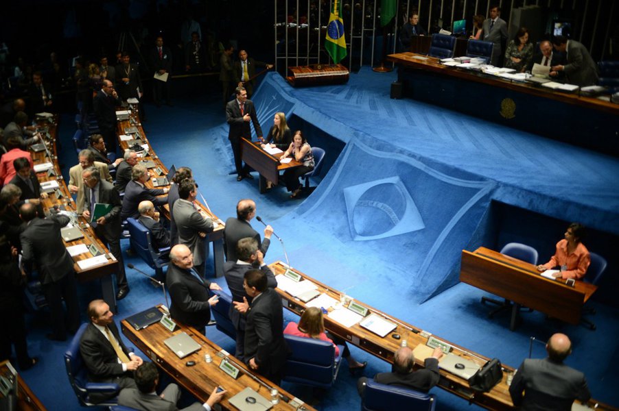 Medida Provisória (MP) 651/14, aprovada na última terça-feira (14) na Câmara dos Deputados, traz uma série de incentivos ao setor produtivo, entre eles o que torna permanente a desoneração da folha de pagamentos de contratação de pessoal em 59 setores da economia; além de desonerar a tributação da folha de pagamento dos atuais 20% para 1% ou 2%, dependendo do setor, a MP também prevê a reabertura do prazo para adesão ao Programa de Recuperação Fiscal (Refis), tanto para empresas quanto para pessoas físicas, e retoma o Regime Especial de Reintegração de Valores Tributários para Empresas Exportadoras (Reintegra)