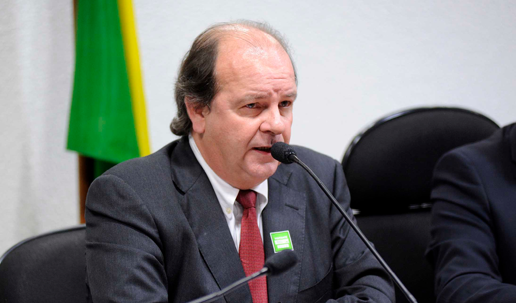 O Tribunal Regional Federal em Porto Alegre negou, em decisão divulgada nesta terça (14), a libertação do ex-diretor da Petrobras Jorge Zelada, preso sob suspeita de participar de um esquema de corrupção na estatal; o juiz federal Nivaldo Brunoni, responsável pela decisão, argumentou que há "um extenso conjunto probatório" que respalda a prisão preventiva de Zelada, que liderava a área Internacional da estatal; o ex-diretor nega as acusações