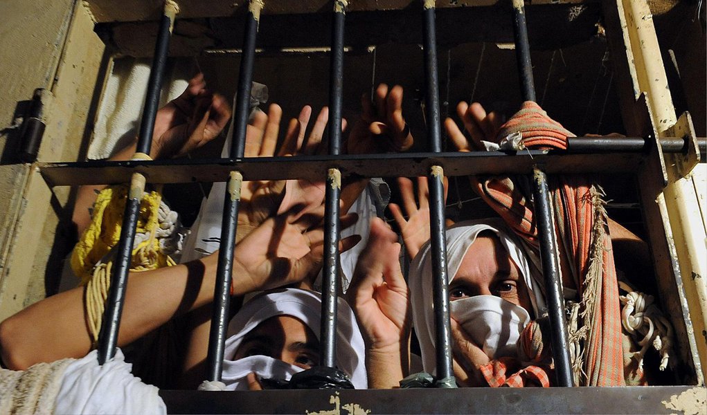 Herança do governo Roseana Sarney, a crise do sistema penitenciário do Maranhão está sendo progressivamente superada; o número de mortes ocorridas dentro dos presídios caiu de 11 no ano de 2013 e 13 em 2014, entre janeiro e abril, para cinco em 2015, no mesmo intervalo de tempo; em relação às fugas esse número saiu de 20 em 2013 para 32 em 2014 e reduzido para 21 neste mesmo período em 2015