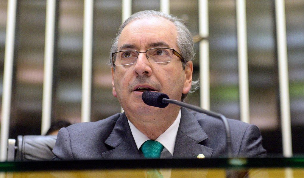 Presidente da Câmara rebateu o grupo de deputados do PT, PSB, Pros, PCdoB, PPS e PSOL que pretende entrar com uma ação no STF para questionar a aprovação da PEC sobre financiamento de empresas privadas a partidos políticos; "Isso não tem o menor cabimento", afirmou Eduardo Cunha (PMDB-RJ), em entrevista no Rio; "O que tem é o choro dos derrotados", ironizou