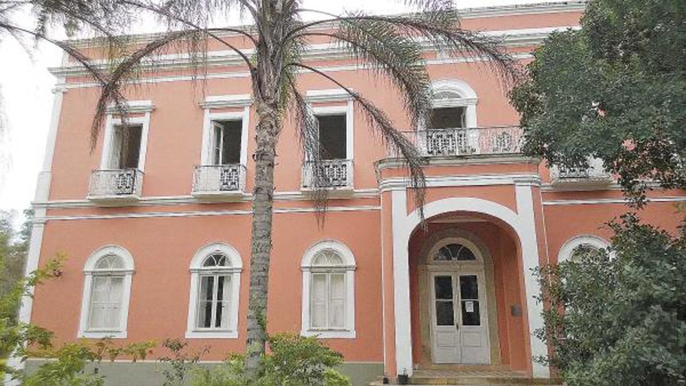 A rede estadual de acolhimento de usuários de álcool e drogas será ampliada com a instalação da primeira Unidade Modelo de Acolhimento (UMA), na Fazenda Santa Mônica, no município de Valença, na região do Vale do Paraíba; com atendimento integral, a UMA será um centro de qualificação de profissionais e estudantes; a unidade terá 100 vagas para homens e mulheres maiores de 18 anos e será um pólo de capacitação para profissionais de saúde