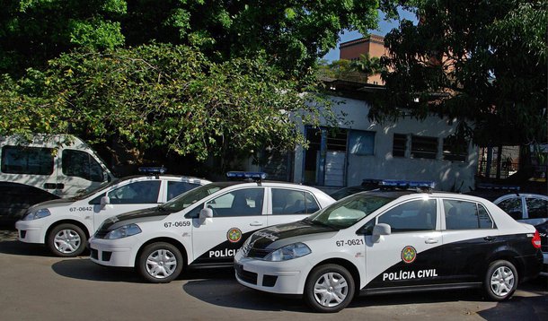 A Polícia Civil do Rio prendeu seis fornecedores de armas de drogas para a quadrilha de Celso Pinheiro Pimenta, o Playboy, traficante mais procurado do estado; segundo as investigações, o traficante está se armando há alguns meses para tomar outras comunidades