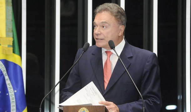 Senador Alvaro Dias (PSDB-PR) vê "concordância" entre palavras da senadora, que disparou críticas a petistas, e "o que tem sido dito pela oposição"; "A casa está caindo literalmente. Nessas horas, aqueles que não tinham coragem de fazer oposição se tornam corajosos e os que só tinham o sentimento do adesismo, da cumplicidade e do fisiologismo se sentem encorajados em abrir dissidência", disse o tucano; "as palavras dela estão em concordância com o que tem sido dito pela oposição há vários anos"