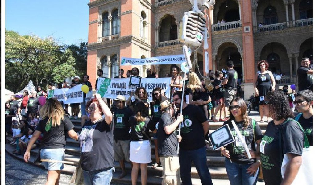 Servidores públicos federais de diversas entidades em greve se reuniram, no centro do Rio de Janeiro, em manifestação contra a precarização dos serviços públicos; no local, os grevistas montaram 12 tendas para promover rodas de conversa, aulas públicas e sarau; grevistas são trabalhadores de órgãos ligados à educação, saúde e previdência; de acordo com a presidenta do Associação de Servidores da Fundação Oswaldo Cruz (Asfoc), Justa Helena Franco, a ideia é reunir uma pauta única de reivindicações