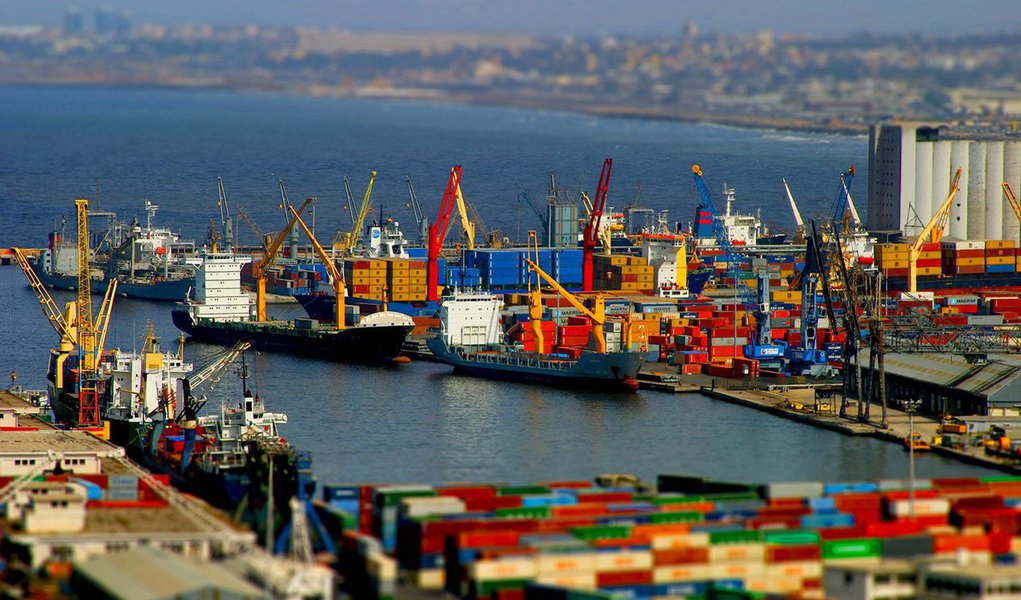 A balança comercial – diferença entre exportações e importações – teve déficit de US$ 3,93 bilhões em 2014, encerrando o ano com o primeiro déficit anual desde 2000; dados são do Ministério do Desenvolvimento, Indústria e Comércio Exterior
