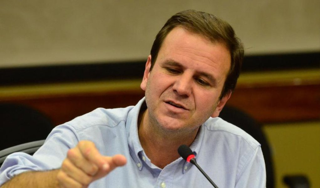 O prefeito do Rio, Eduardo Paes, criticou a invasão de um condomínio do programa Minha Casa, Minha Vida, em Guadalupe, zona norte do Rio, que teria sido organizada por traficantes; o local é cercado por favelas com alto índice de violência; Paes defendeu a intervenção policial para retirar as pessoas do condomínio, mesmo sem decisão judicial; "Ali é casa para pessoas humildes. Aquilo ali [ocupação] não é uma coisa de malandro, vagabundo, que tem que sair de lá", disse; “Eu me recuso a fazer qualquer cadastro"