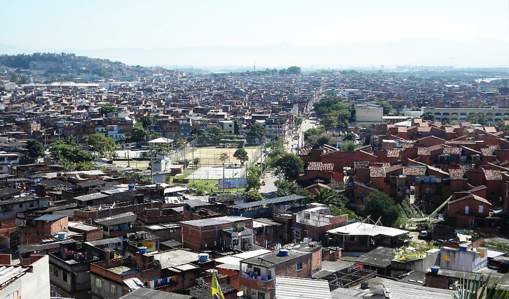 Um morador do Complexo da Maré, na zona norte do Rio de Janeiro, foi ferido em um tiroteio entre militares e criminosos e teve que passar por cirurgia por causa da grave lesão em um dos olhos; a vítima, que, segundo a Força de Pacificação da Maré, é um homem jovem que foi internado no Hospital Municipal Souza Aguiar; segundo a Secretaria Municipal de Saúde, a vítima está clinicamente bem, mas será preciso aguardar a evolução do caso para determinar se haverá danos à visão