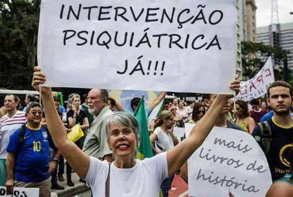 Quem os loucos querem ser hoje em dia? Bom, há loucos e loucos. Lobão, por exemplo, meteu uma barba a lá Edir Macedo e anda a pregar messianicamente pelo deserto de ideias, como um Jim Jones tupiniquim