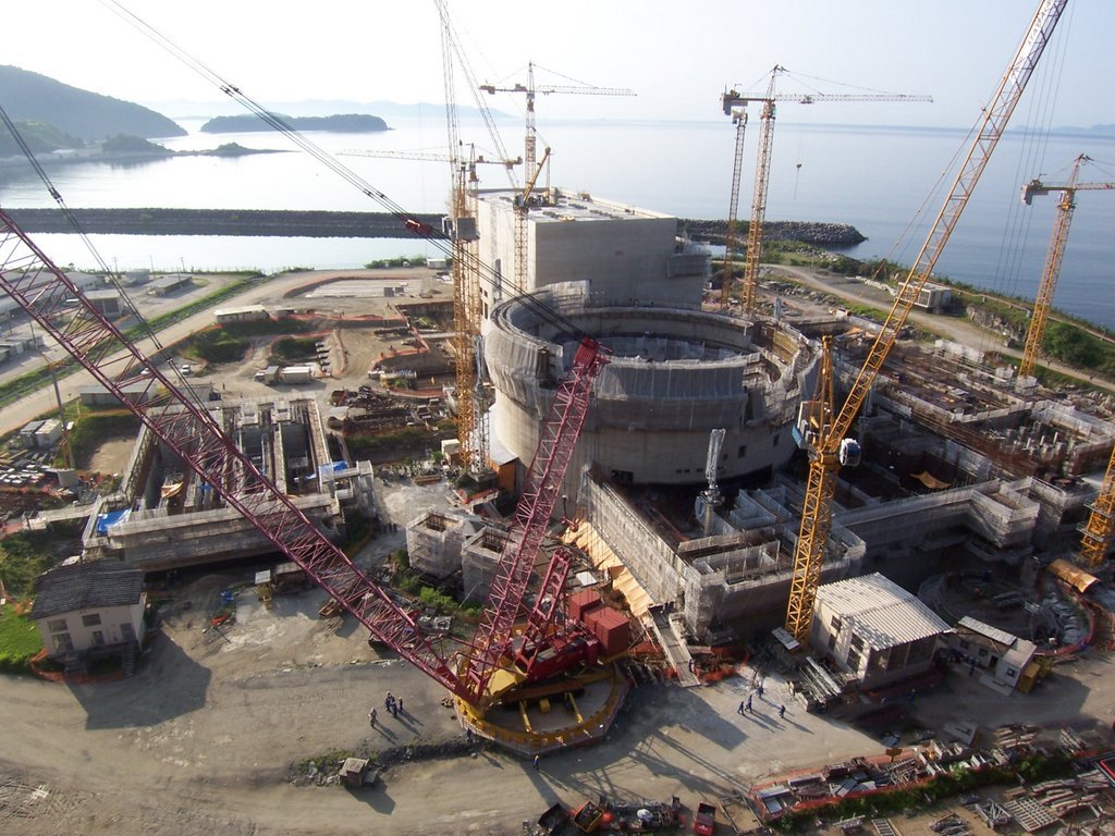 A consultoria PSR, especializada no setor elétrico, estimou em relatório a clientes que a usina nuclear de Angra 3 iniciará operação apenas em janeiro de 2020, contra uma previsão divulgada pela Eletrobras Eletronuclear de que o empreendimento poderia gerar energia comercialmente em dezembro de 2018; PSR ressaltou à Reuters, no entanto, que o cronograma projetado para a usina nuclear não leva em conta eventuais efeitos sobre as obras que possam ser causados pela citação de Angra 3 na Operação Lava Jato, da Polícia Federal