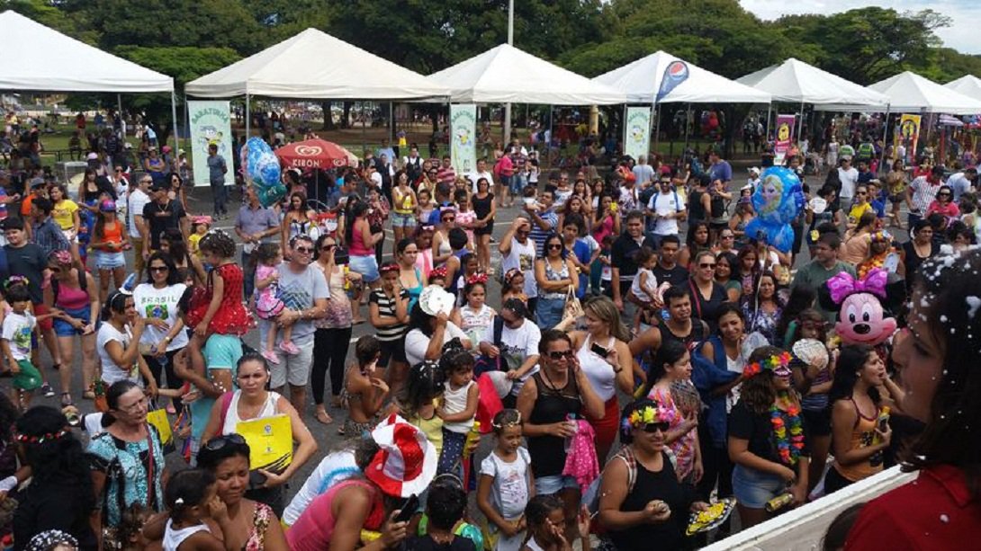 “Estamos vivendo, sem a menor dúvida, um dos melhores carnavais da história de Brasília, com a população comparecendo em massa nos mais de 60 blocos da cidade”, comemora o diretor da Liga dos Blocos Tradicionais do Distrito Federal, Franklin Maciel Torres; neste ano, o governo do DF não ajudou financeiramente os blocos; estimativa é de que mais de um milhão de pessoas brincarão nos blocos durante os quatro dias de carnaval